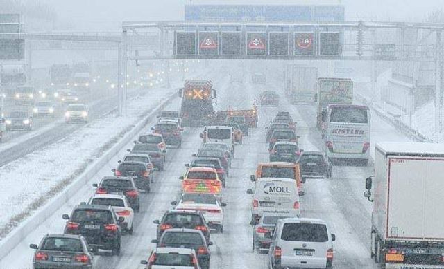 Наслідки снігової бурі в Європі у свіжих знімках - фото 302636