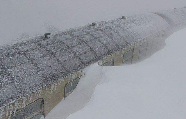 Наслідки снігової бурі в Європі у свіжих знімках - фото 302638