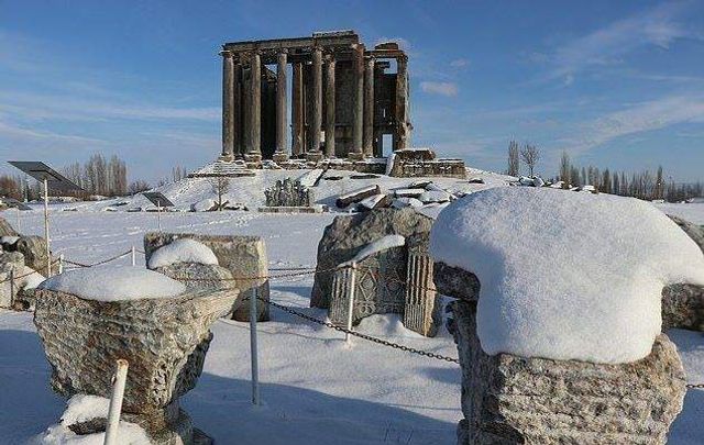 Наслідки снігової бурі в Європі у свіжих знімках - фото 302639