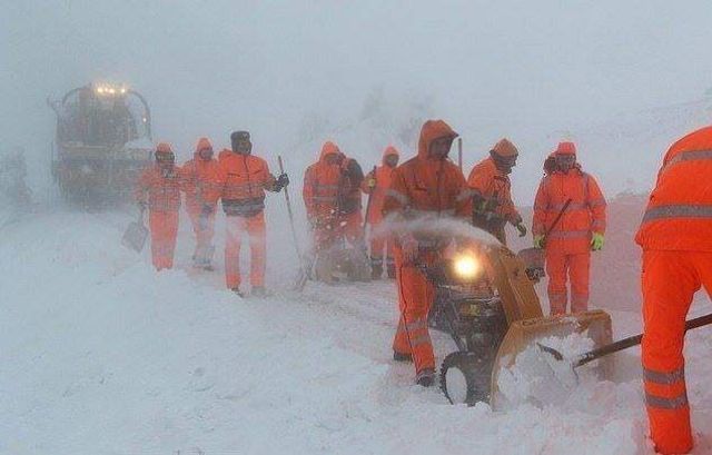 Наслідки снігової бурі в Європі у свіжих знімках - фото 302640