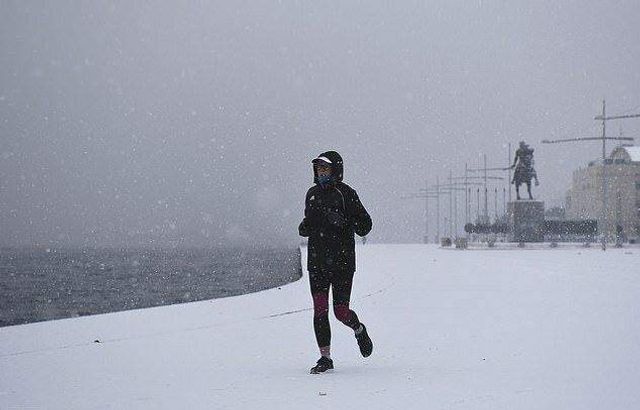 Наслідки снігової бурі в Європі у свіжих знімках - фото 302641