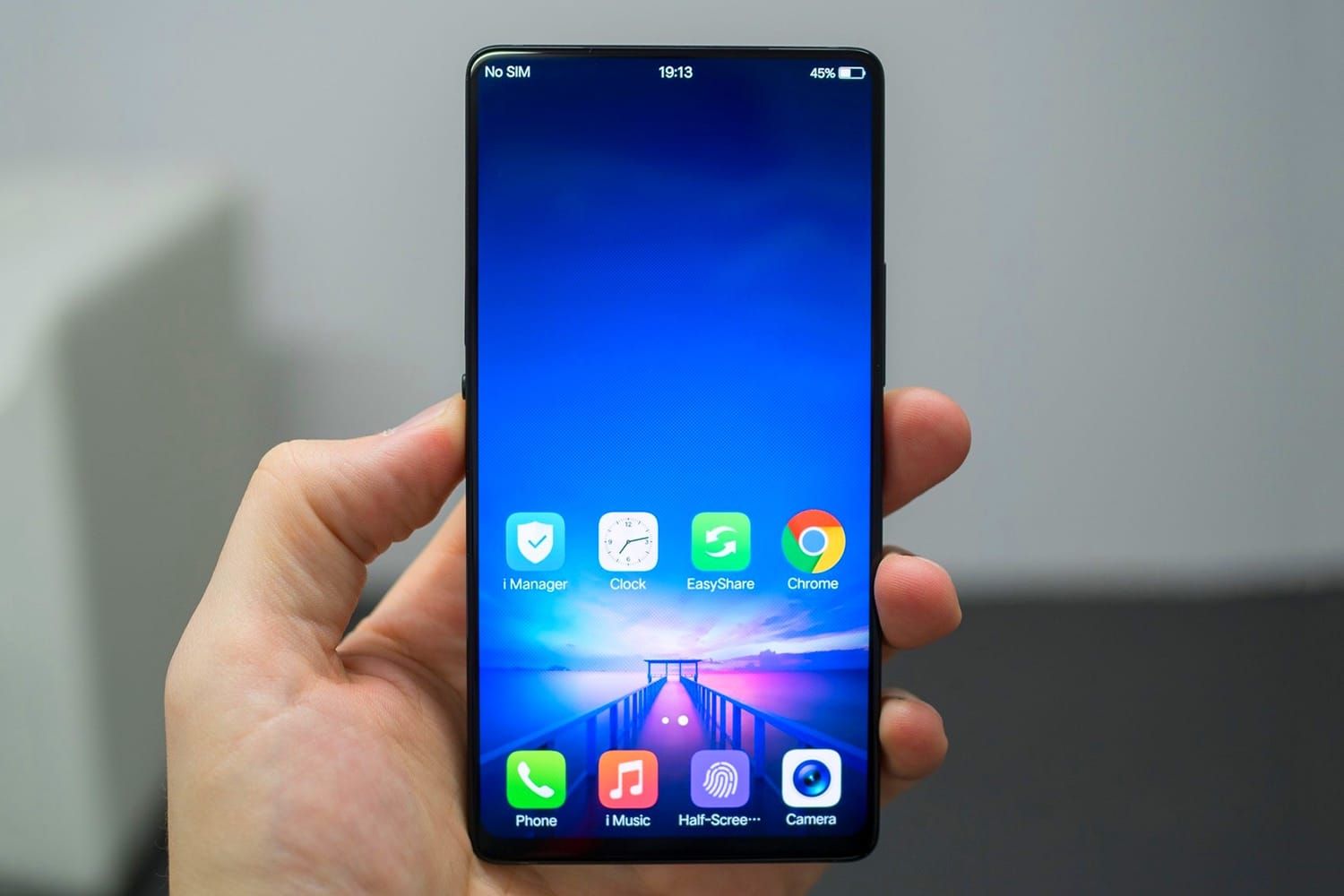 У мережі з'явилися фото абсолютно безрамкового Vivo APEX 2019