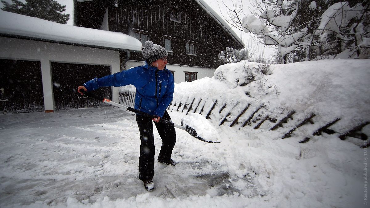 Наслідки снігової бурі в Європі у свіжих знімках