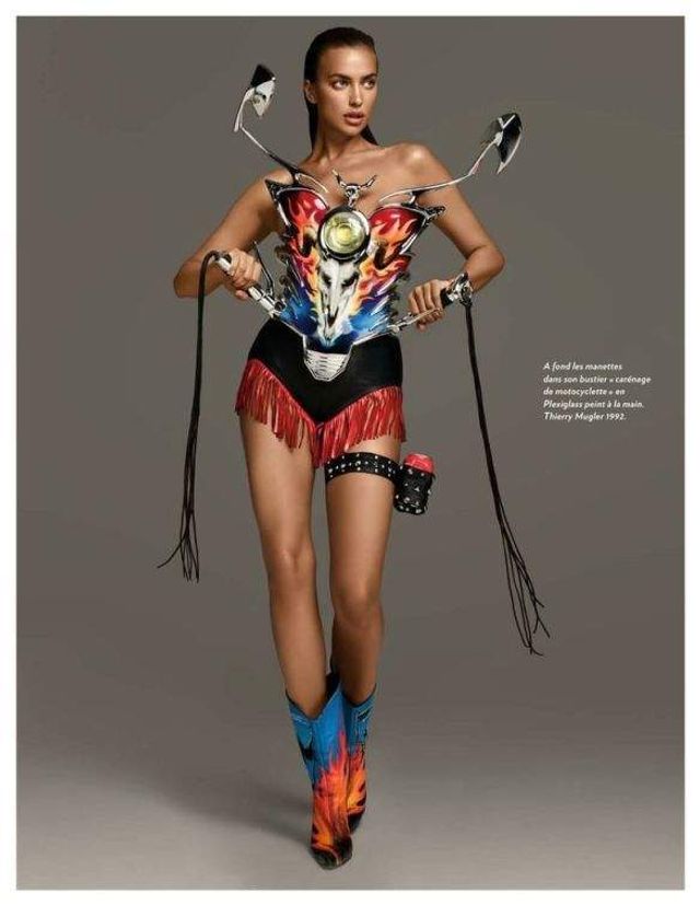 Ірина Шейк похвалилася спокусливими формами у золотом боді - фото 302663