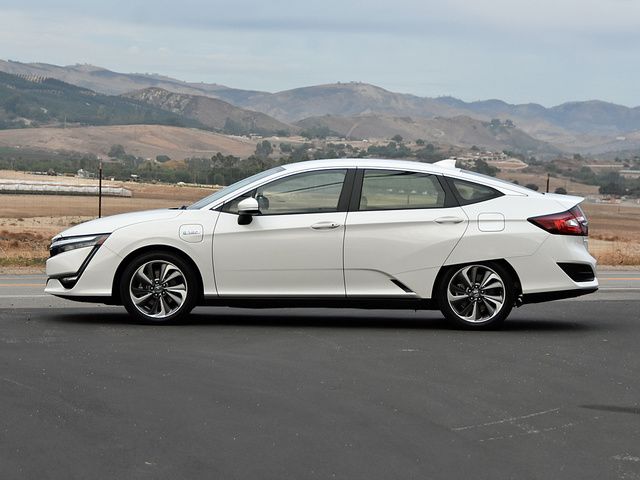 На українських дорогах помітили рідкісну Honda Clarity