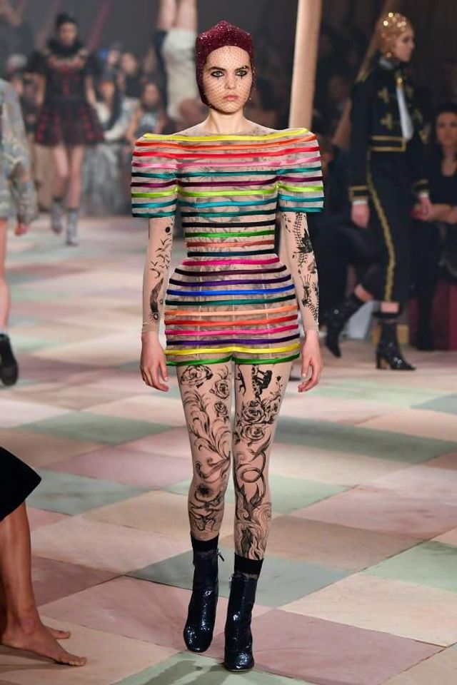 Christian Dior влаштував грандіозний показ: яскраві фото - фото 302837