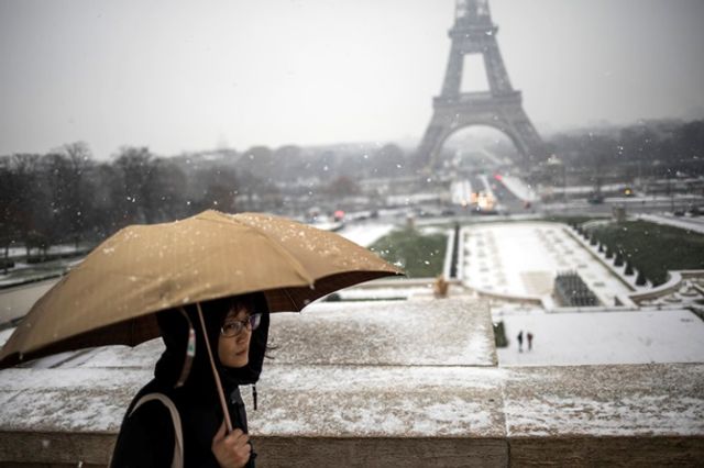 Франція потерпає від снігопадів: фото - фото 302907