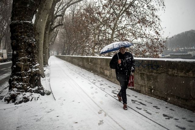 Франція потерпає від снігопадів: фото - фото 302909
