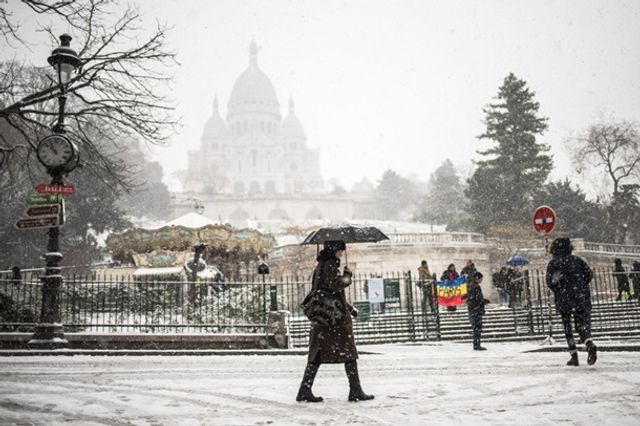 Франція потерпає від снігопадів: фото - фото 302911