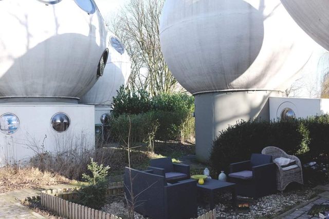 Як живуть люди у бетонних будиночках-кулях у Нідерландах - фото 302922