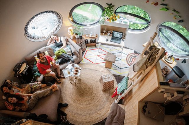 Як живуть люди у бетонних будиночках-кулях у Нідерландах - фото 302923