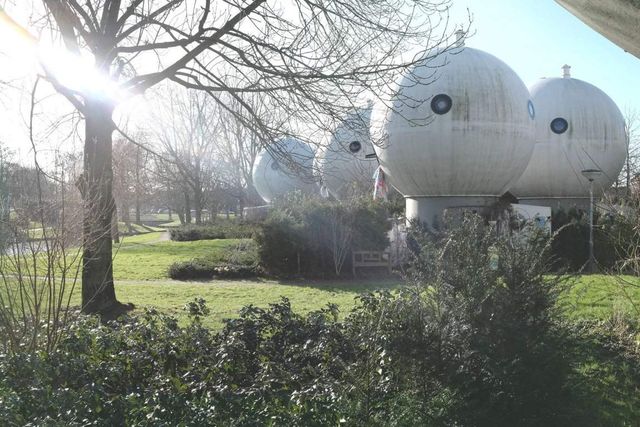 Як живуть люди у бетонних будиночках-кулях у Нідерландах - фото 302924