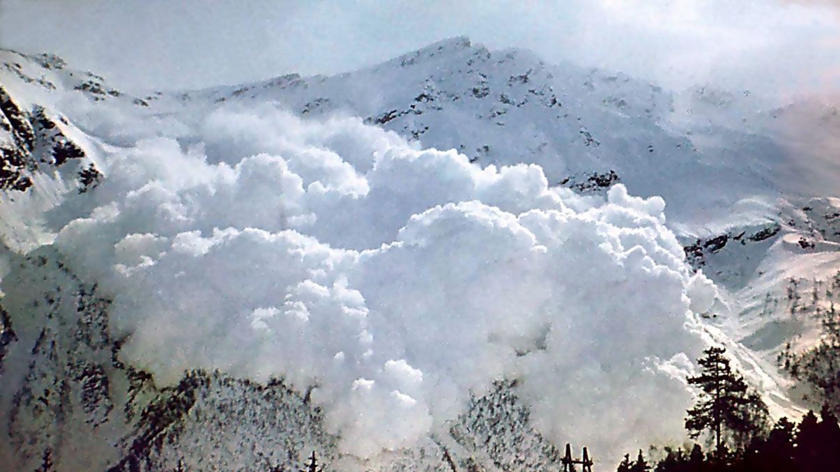 В Альпах штучно створюють лавини: вражаючі кадри