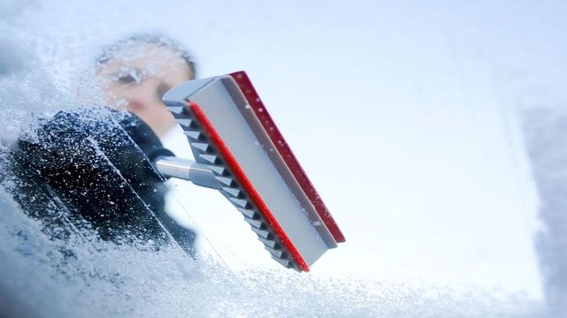 Чистити вікна взимку треба обережно - фото 303027