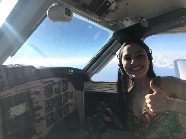 Як виглядає найкрасивіша льотчиця з Парагваю - фото 303067