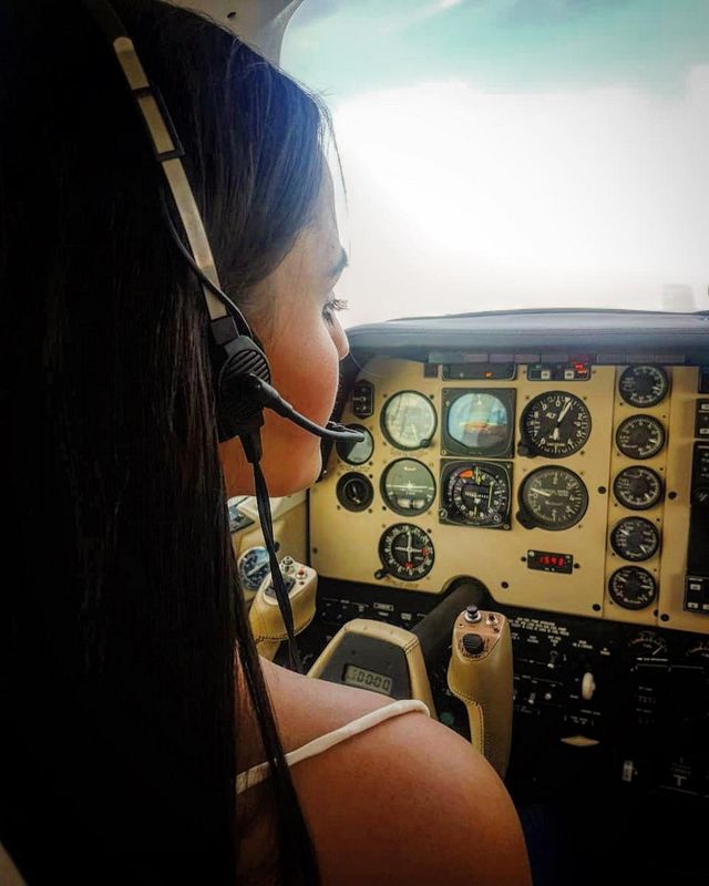 Як виглядає найкрасивіша льотчиця з Парагваю - фото 303070