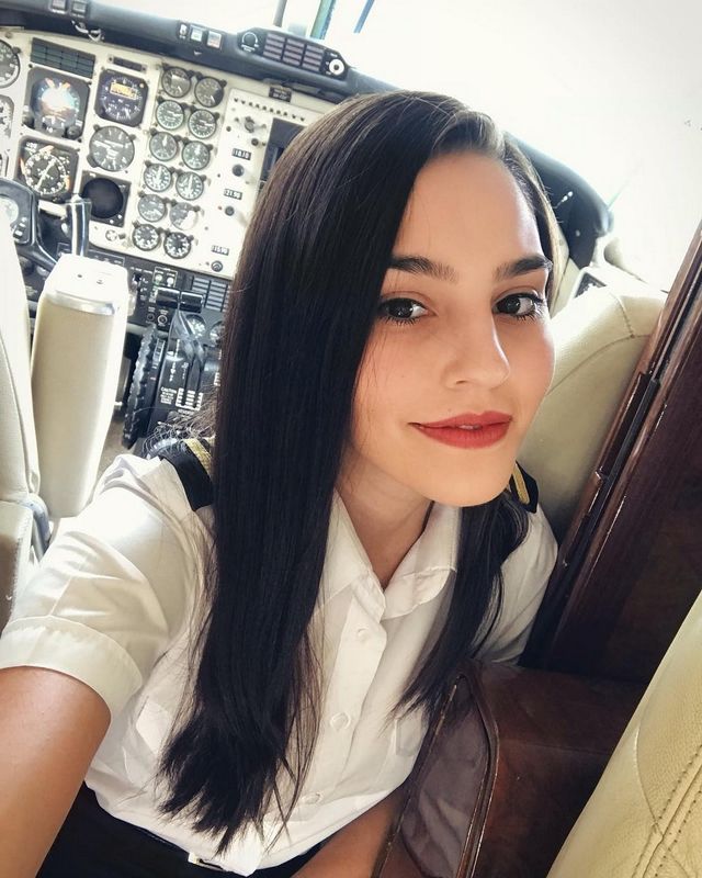 Як виглядає найкрасивіша льотчиця з Парагваю - фото 303073