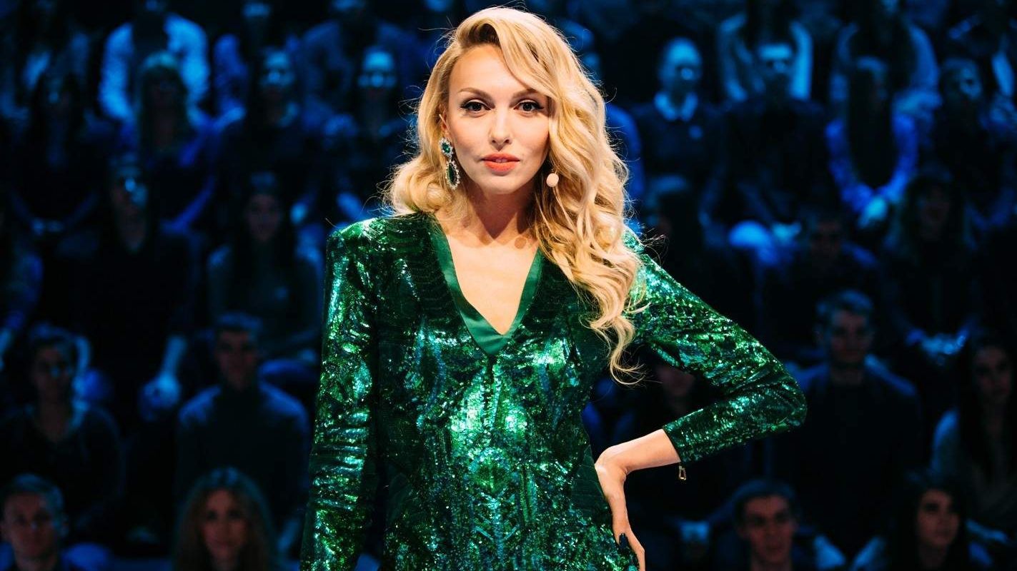 Оля Полякова поділилася пікантним знімком у басейні