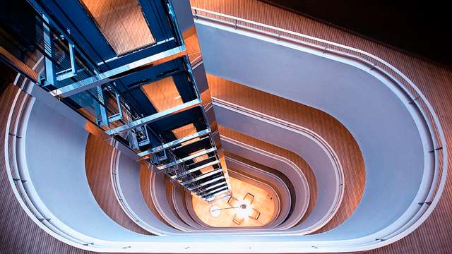 Таємничі сходи в об'єктиві Нільса Айсфельда: ефектні фото - фото 303096