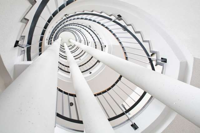 Таємничі сходи в об'єктиві Нільса Айсфельда: ефектні фото - фото 303102