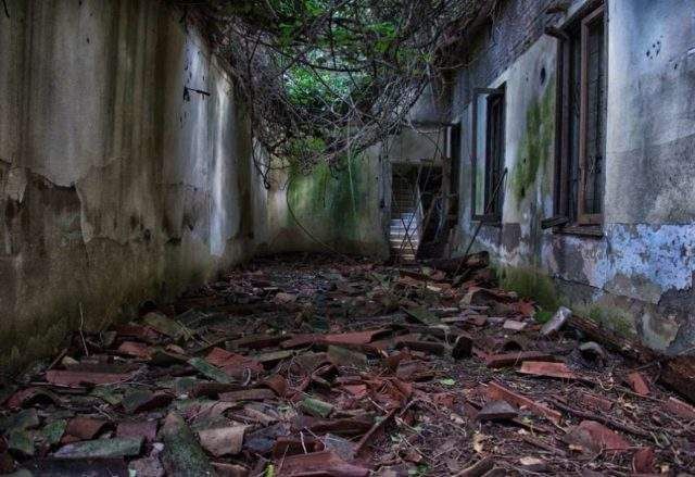 Прогулянка островом, населеним примарами: моторошні фото - фото 303173