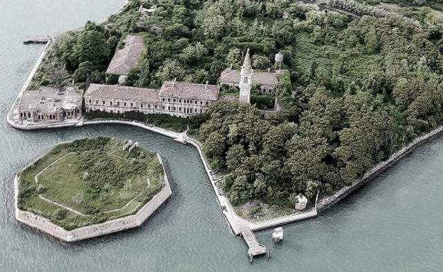 Прогулянка островом, населеним примарами: моторошні фото - фото 303174