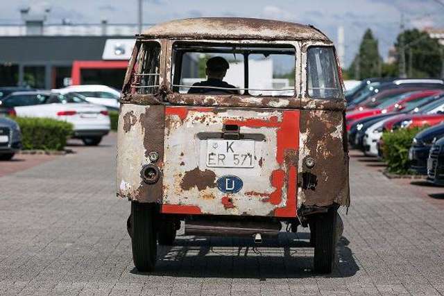 У Німеччині знайшли рідкісний VW Transporter 50-х років - фото 303197