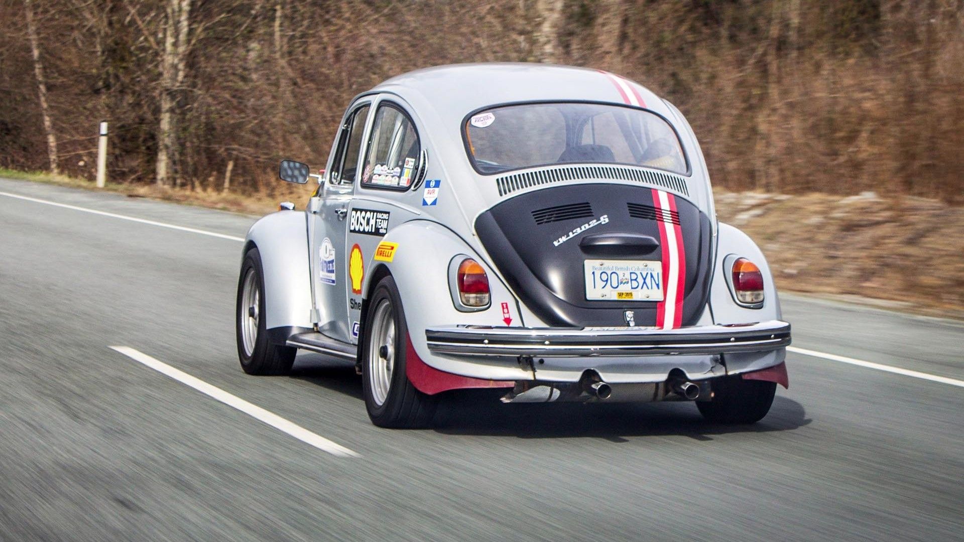 Дууууже повільно: як виглядає гонка ретрокарів Suzuki та Volkswagen Beetle