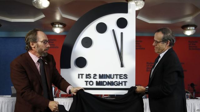 У 2019 році годинник все ще стоїть на позначці 23:58 - фото 303506