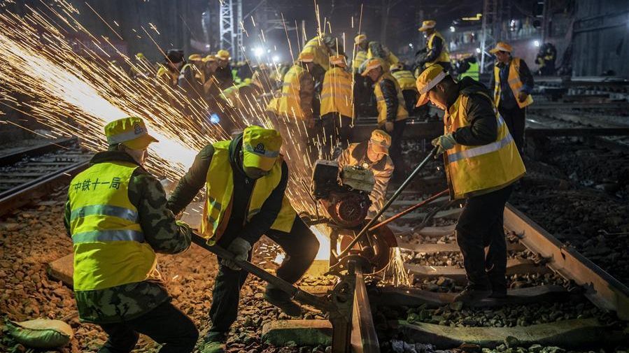 Шалена швидкість: у Китаї за шість годин замінили колію на вокзалі