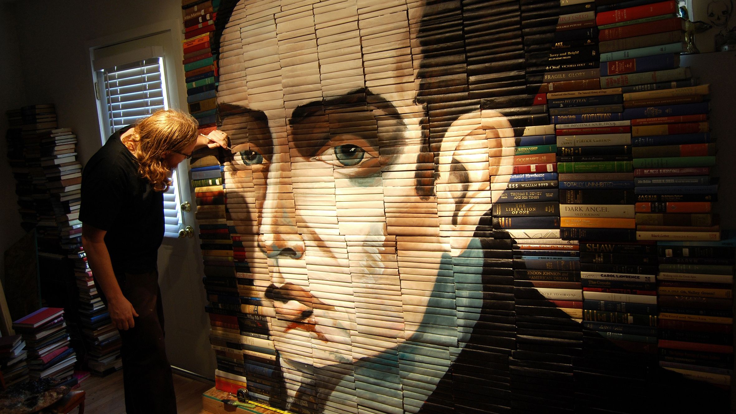 Старі книги перетворили на оригінальні скульптури: крута ідея