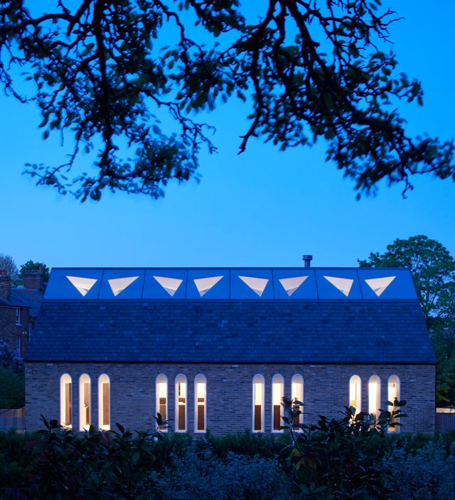 Сучасна готика: як виглядає житловий будинок у покинутій лондонській каплиці - фото 304107