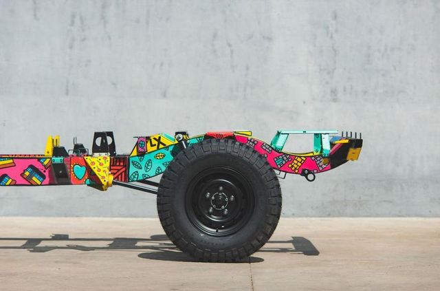 Арт-об'єкт Land Rover Defender- фото 304170