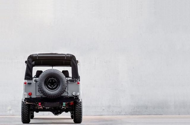 Арт-об'єкт Land Rover Defender- фото 304171