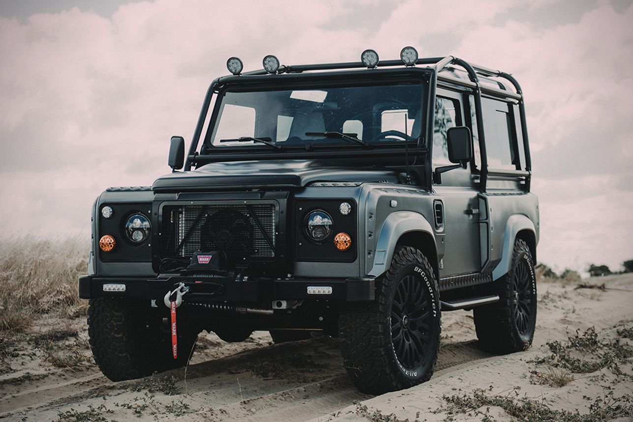 Над Land Rover Defender працював місцевий художник - фото 1