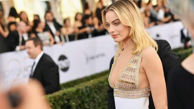 Марго Роббі спокусила публіку відвертим декольте - фото 304211