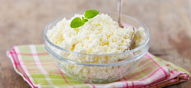 У домашньому сирі може міститися багато солі - фото 304435