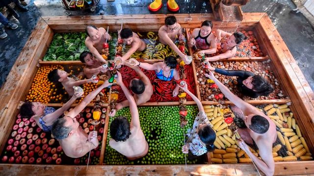 Туристам пропонують відпочити у чанах з їжею - фото 304451