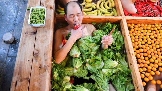 Туристам пропонують відпочити у чанах з їжею - фото 304452