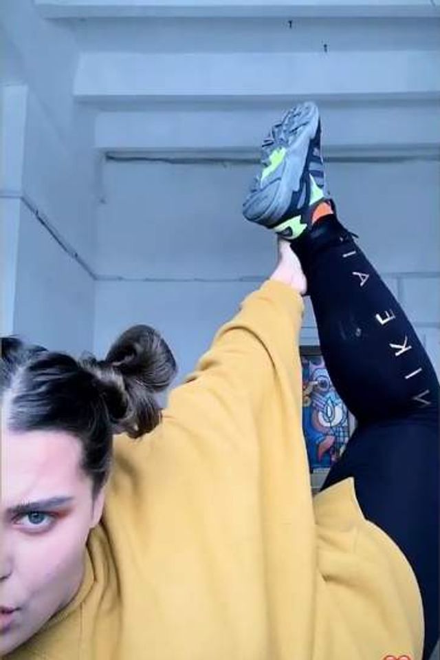 Солістка KAZKA здивувала гнучкістю- фото 304483