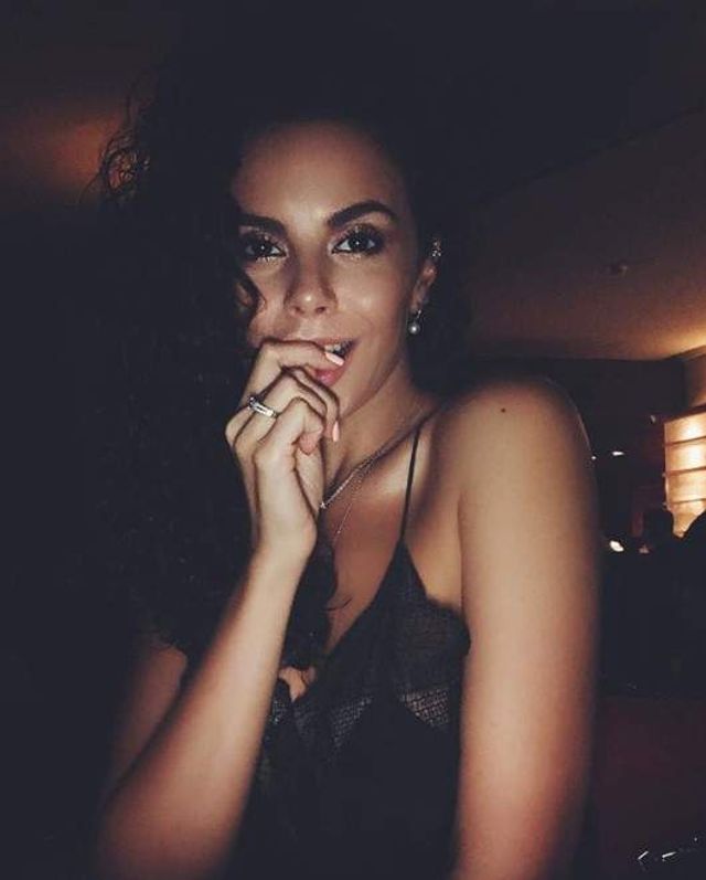 Настя Каменських показала фото з перснем на пальці - фото 304599