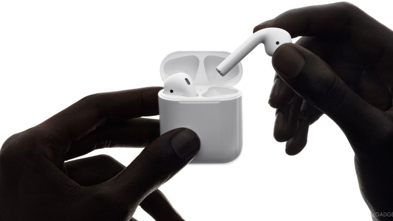 YouTube-блогерка показала видовищний експеримент з навушниками AirPods
