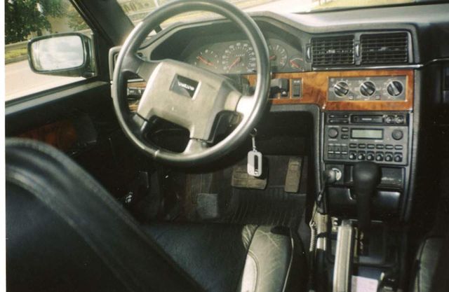 У Дніпрі бачили дуже рідкісний лімузин Volvo - фото 304669