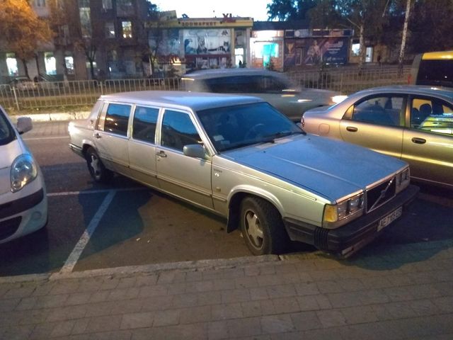 У Дніпрі бачили дуже рідкісний лімузин Volvo - фото 304670