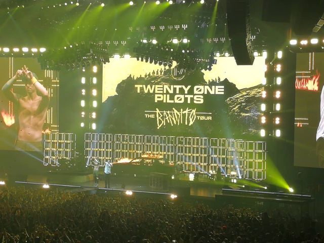 Уперше в Україні: як пройшов шалений концерт Twenty One Pilots у Києві - фото 304805