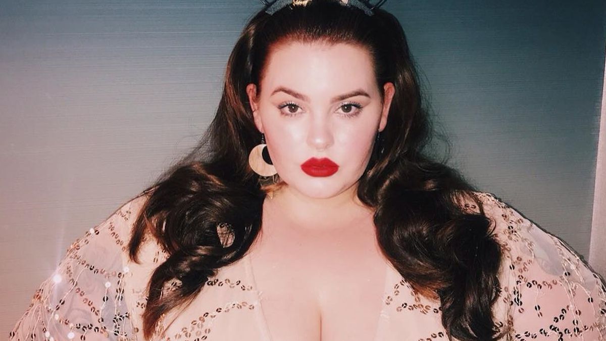 Відома найпишніша модель у світі повністю оголилася на камеру