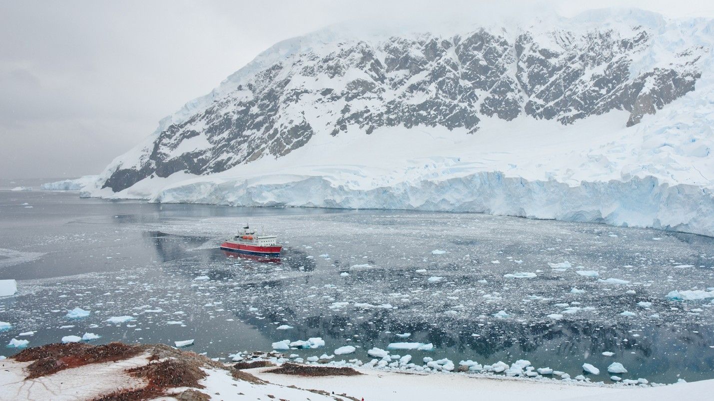 Науковці знайшли гігантську печеру у льодовику Антарктиди