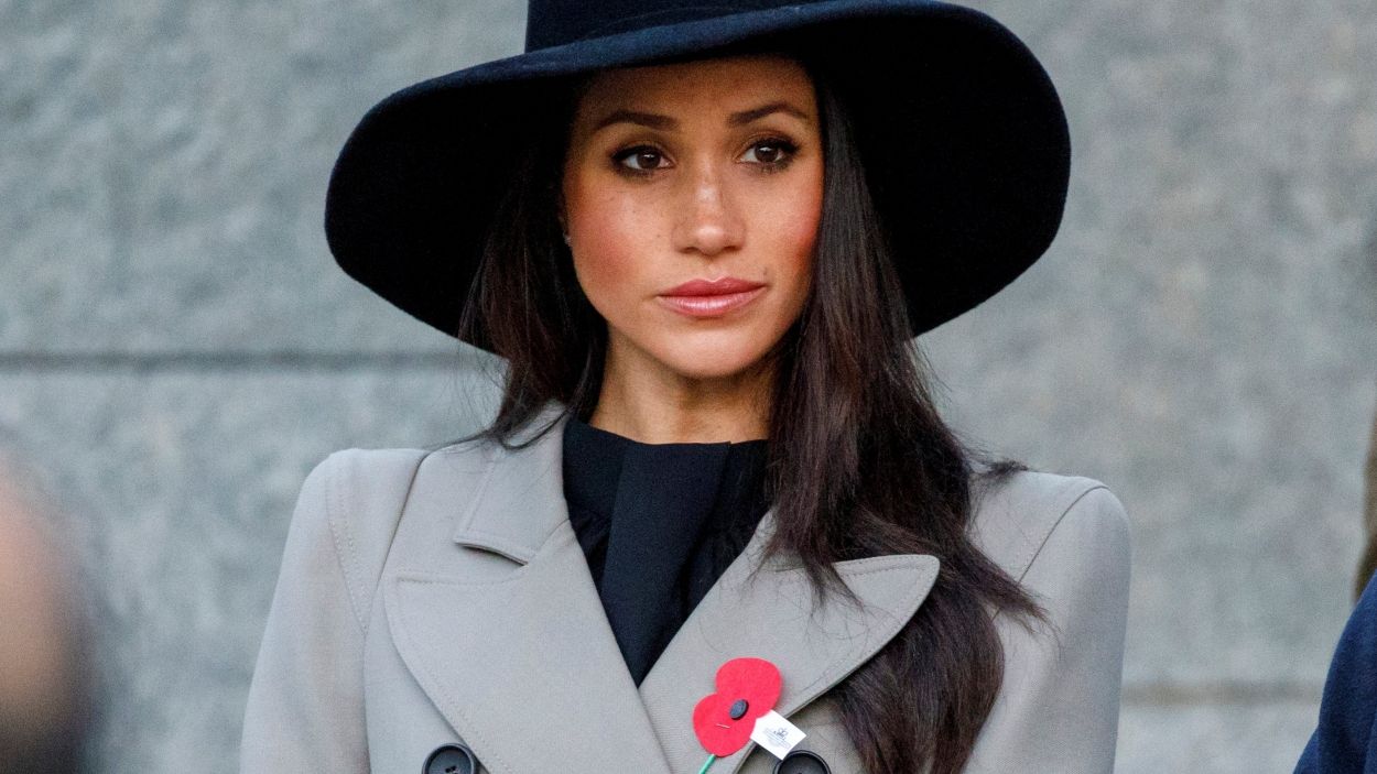 Меган Маркл вийшла в світ у чорному пальто від Givenchy - фото 1