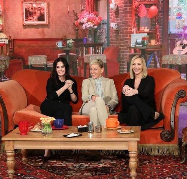 У студії відтворили інтер'єр легендарного кафе Central Perk - фото 305323