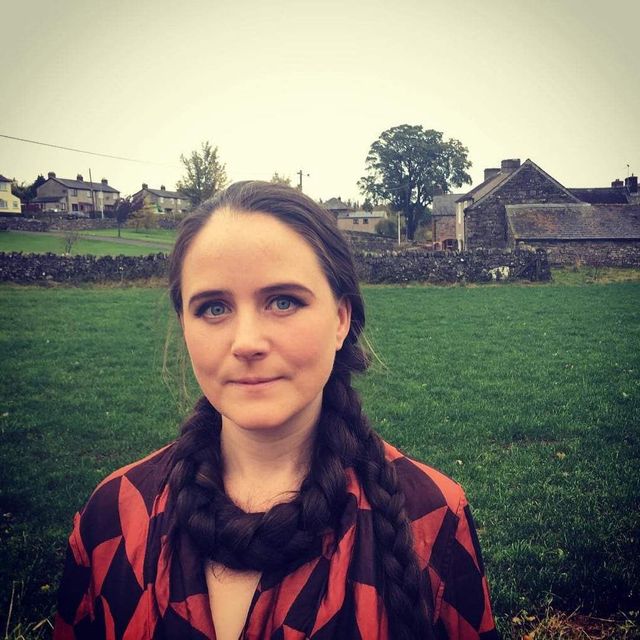 Художниця, яка не стриже і не миє волосся більше 20 років, показала нові фото - фото 305341